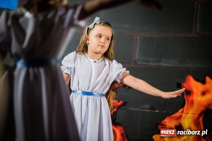 Zdjęcie w galerii na portalu naszraciborz.pl: Radosna Nowina, czyli jasełka i jarmark świąteczny w SP1 wiadomości z regionu