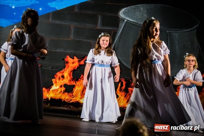 Zdjęcie w galerii na portalu naszraciborz.pl: Radosna Nowina, czyli jasełka i jarmark świąteczny w SP1 wiadomości z regionu