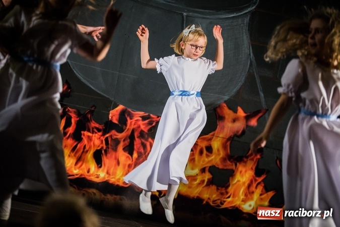 Zdjęcie w galerii na portalu naszraciborz.pl: Radosna Nowina, czyli jasełka i jarmark świąteczny w SP1 wiadomości z regionu