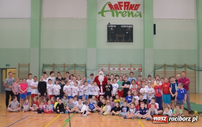 Zdjęcie w galerii na portalu naszraciborz.pl: Święty Mikołaj odwiedził najmłodszych zawodników MKZ Unia wiadomości z regionu