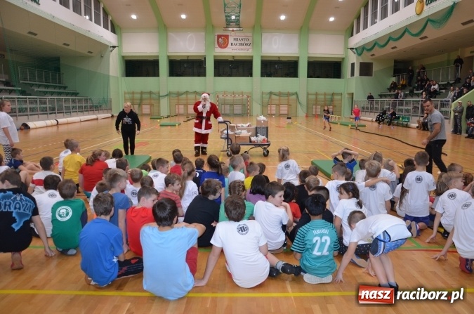 Zdjęcie w galerii na portalu naszraciborz.pl: Święty Mikołaj odwiedził najmłodszych zawodników MKZ Unia wiadomości z regionu