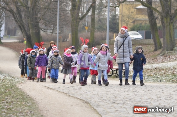 Zdjęcie w galerii na portalu naszraciborz.pl: Poszukiwany przez dzieci z Fiku-Miku i z Przedszkola nr 13 Mikołaj znalazł się w Parku Roth  wiadomości z regionu