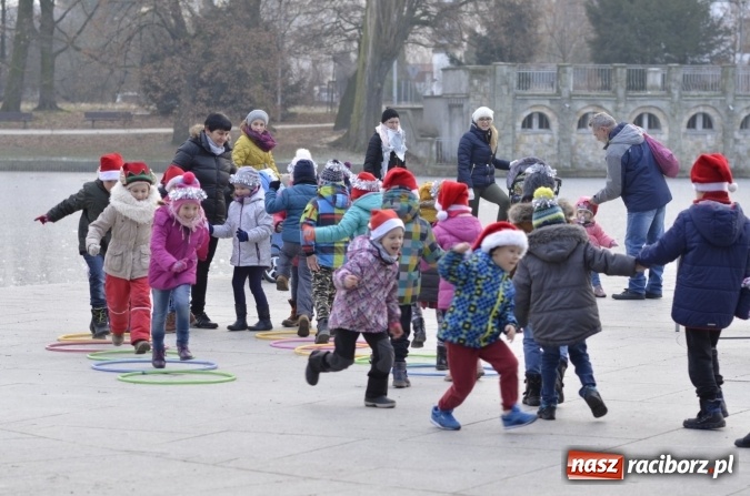 Zdjęcie w galerii na portalu naszraciborz.pl: Poszukiwany przez dzieci z Fiku-Miku i z Przedszkola nr 13 Mikołaj znalazł się w Parku Roth  wiadomości z regionu