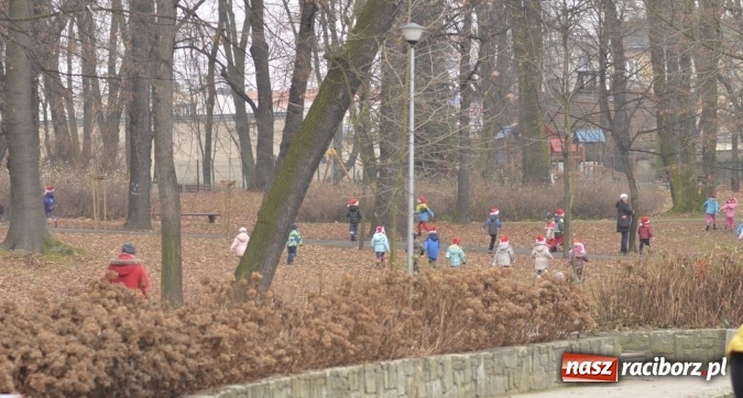 Zdjęcie w galerii na portalu naszraciborz.pl: Poszukiwany przez dzieci z Fiku-Miku i z Przedszkola nr 13 Mikołaj znalazł się w Parku Roth  wiadomości z regionu