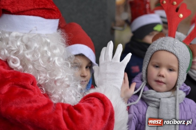 Zdjęcie w galerii na portalu naszraciborz.pl: Poszukiwany przez dzieci z Fiku-Miku i z Przedszkola nr 13 Mikołaj znalazł się w Parku Roth  wiadomości z regionu