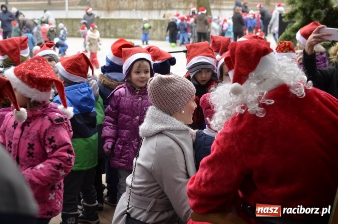 Zdjęcie w galerii na portalu naszraciborz.pl: Poszukiwany przez dzieci z Fiku-Miku i z Przedszkola nr 13 Mikołaj znalazł się w Parku Roth  wiadomości z regionu