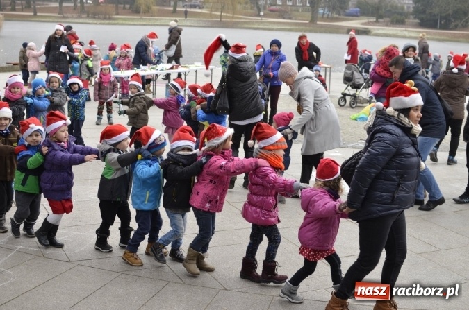 Zdjęcie w galerii na portalu naszraciborz.pl: Poszukiwany przez dzieci z Fiku-Miku i z Przedszkola nr 13 Mikołaj znalazł się w Parku Roth  wiadomości z regionu