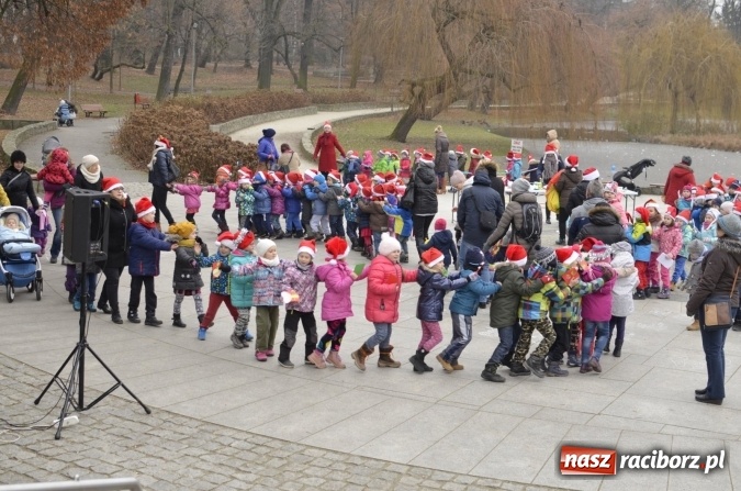 Zdjęcie w galerii na portalu naszraciborz.pl: Poszukiwany przez dzieci z Fiku-Miku i z Przedszkola nr 13 Mikołaj znalazł się w Parku Roth  wiadomości z regionu