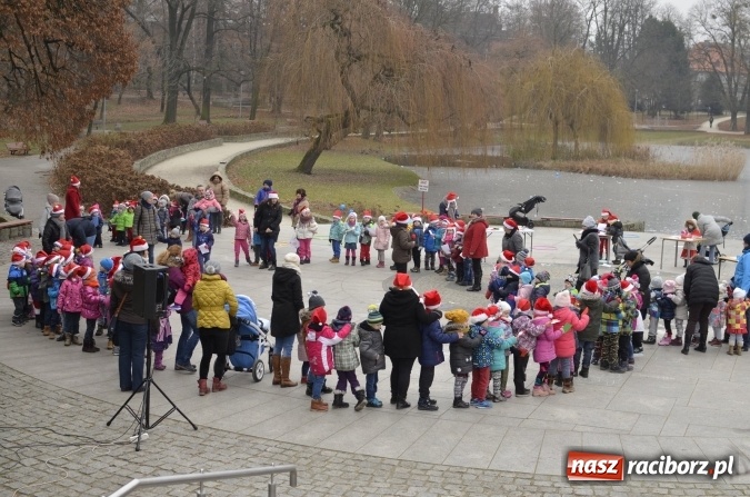 Zdjęcie w galerii na portalu naszraciborz.pl: Poszukiwany przez dzieci z Fiku-Miku i z Przedszkola nr 13 Mikołaj znalazł się w Parku Roth  wiadomości z regionu