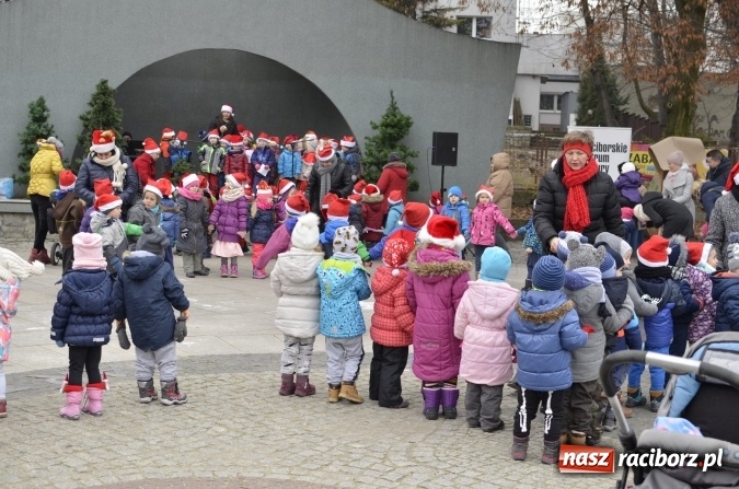 Zdjęcie w galerii na portalu naszraciborz.pl: Poszukiwany przez dzieci z Fiku-Miku i z Przedszkola nr 13 Mikołaj znalazł się w Parku Roth  wiadomości z regionu