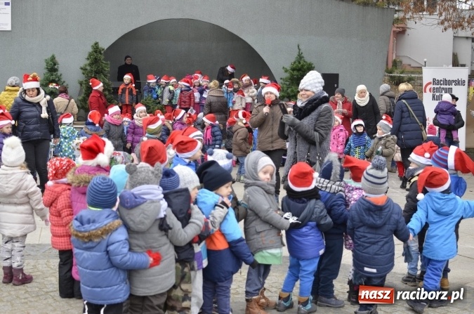 Zdjęcie w galerii na portalu naszraciborz.pl: Poszukiwany przez dzieci z Fiku-Miku i z Przedszkola nr 13 Mikołaj znalazł się w Parku Roth  wiadomości z regionu