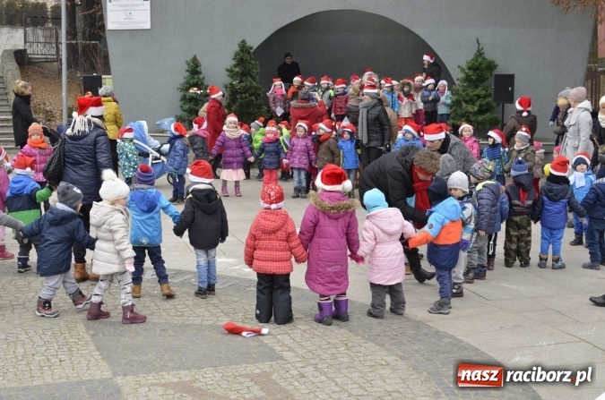 Zdjęcie w galerii na portalu naszraciborz.pl: Poszukiwany przez dzieci z Fiku-Miku i z Przedszkola nr 13 Mikołaj znalazł się w Parku Roth  wiadomości z regionu