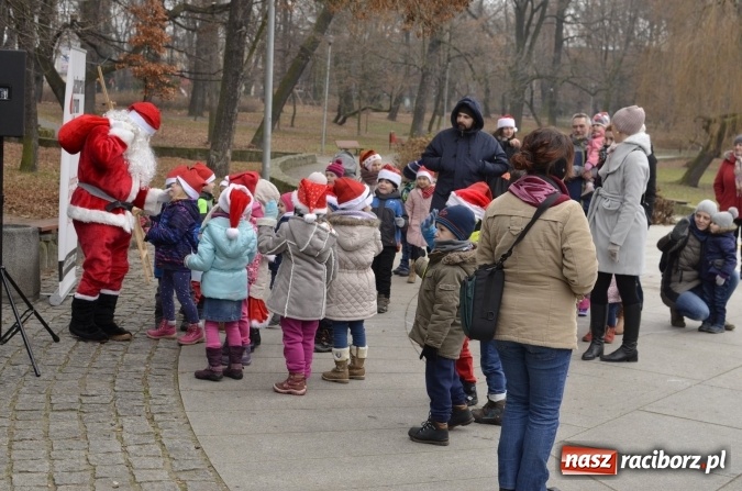 Zdjęcie w galerii na portalu naszraciborz.pl: Poszukiwany przez dzieci z Fiku-Miku i z Przedszkola nr 13 Mikołaj znalazł się w Parku Roth  wiadomości z regionu