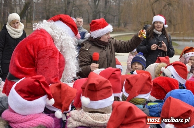 Zdjęcie w galerii na portalu naszraciborz.pl: Poszukiwany przez dzieci z Fiku-Miku i z Przedszkola nr 13 Mikołaj znalazł się w Parku Roth  wiadomości z regionu
