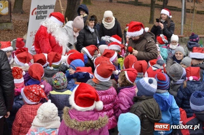 Zdjęcie w galerii na portalu naszraciborz.pl: Poszukiwany przez dzieci z Fiku-Miku i z Przedszkola nr 13 Mikołaj znalazł się w Parku Roth  wiadomości z regionu
