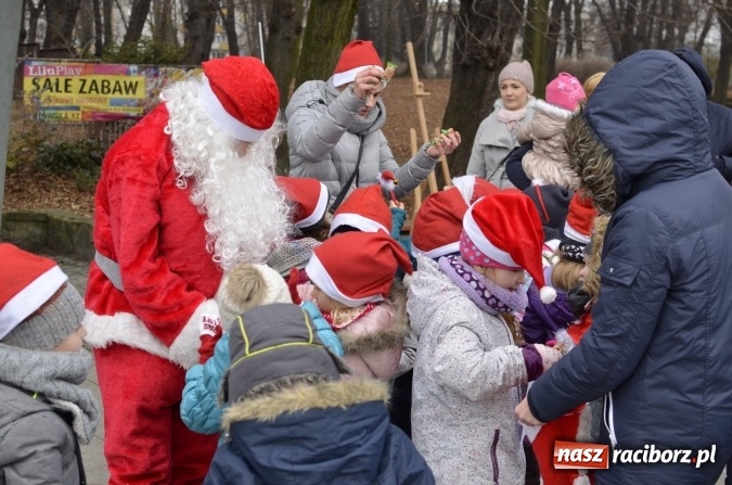 Zdjęcie w galerii na portalu naszraciborz.pl: Poszukiwany przez dzieci z Fiku-Miku i z Przedszkola nr 13 Mikołaj znalazł się w Parku Roth  wiadomości z regionu