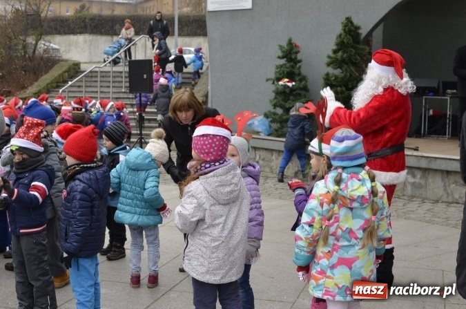 Zdjęcie w galerii na portalu naszraciborz.pl: Poszukiwany przez dzieci z Fiku-Miku i z Przedszkola nr 13 Mikołaj znalazł się w Parku Roth  wiadomości z regionu