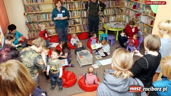 Zdjęcie w galerii na portalu naszraciborz.pl: Grupa Fiku-Miku gościła wczoraj w raciborskiej bibliotece  wiadomości z regionu