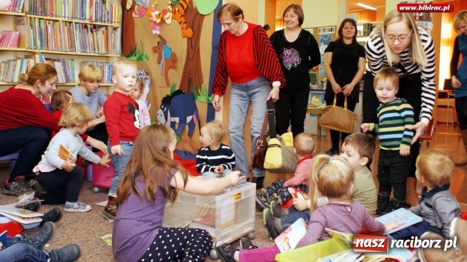 Zdjęcie w galerii na portalu naszraciborz.pl: Grupa Fiku-Miku gościła wczoraj w raciborskiej bibliotece  wiadomości z regionu