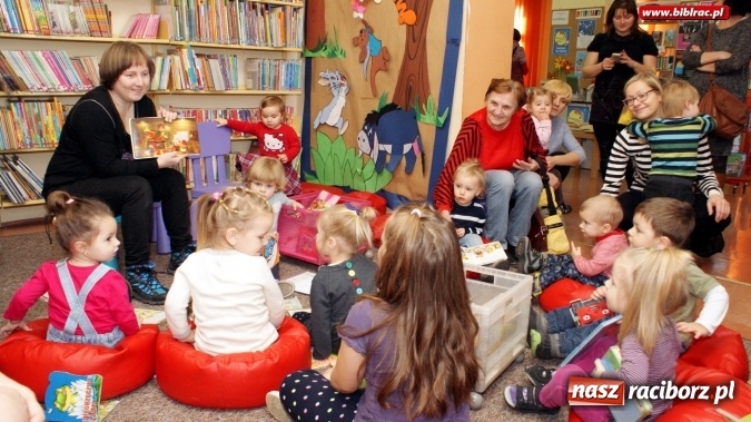 Zdjęcie w galerii na portalu naszraciborz.pl: Grupa Fiku-Miku gościła wczoraj w raciborskiej bibliotece  wiadomości z regionu