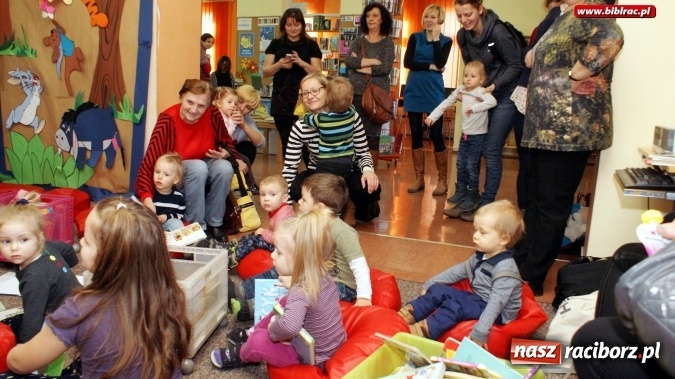 Zdjęcie w galerii na portalu naszraciborz.pl: Grupa Fiku-Miku gościła wczoraj w raciborskiej bibliotece  wiadomości z regionu