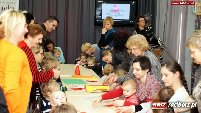 Zdjęcie w galerii na portalu naszraciborz.pl: Grupa Fiku-Miku gościła wczoraj w raciborskiej bibliotece  wiadomości z regionu