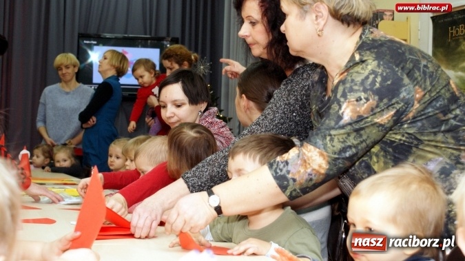 Zdjęcie w galerii na portalu naszraciborz.pl: Grupa Fiku-Miku gościła wczoraj w raciborskiej bibliotece  wiadomości z regionu