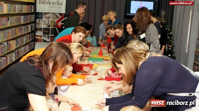 Zdjęcie w galerii na portalu naszraciborz.pl: Grupa Fiku-Miku gościła wczoraj w raciborskiej bibliotece  wiadomości z regionu