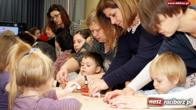 Zdjęcie w galerii na portalu naszraciborz.pl: Grupa Fiku-Miku gościła wczoraj w raciborskiej bibliotece  wiadomości z regionu
