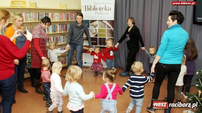 Zdjęcie w galerii na portalu naszraciborz.pl: Grupa Fiku-Miku gościła wczoraj w raciborskiej bibliotece  wiadomości z regionu