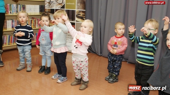 Zdjęcie w galerii na portalu naszraciborz.pl: Grupa Fiku-Miku gościła wczoraj w raciborskiej bibliotece  wiadomości z regionu