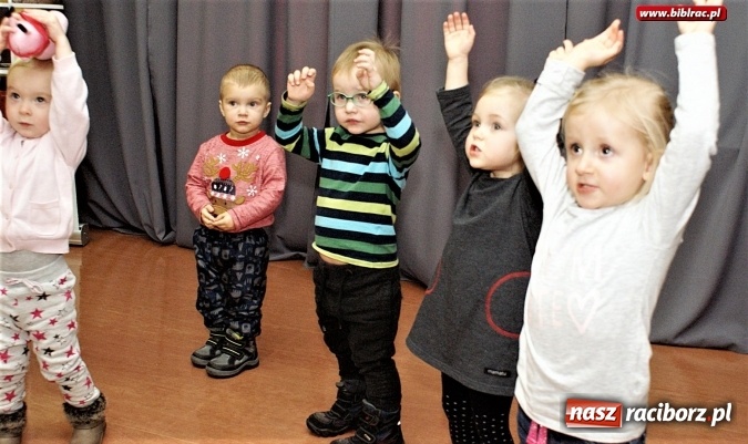 Zdjęcie w galerii na portalu naszraciborz.pl: Grupa Fiku-Miku gościła wczoraj w raciborskiej bibliotece  wiadomości z regionu