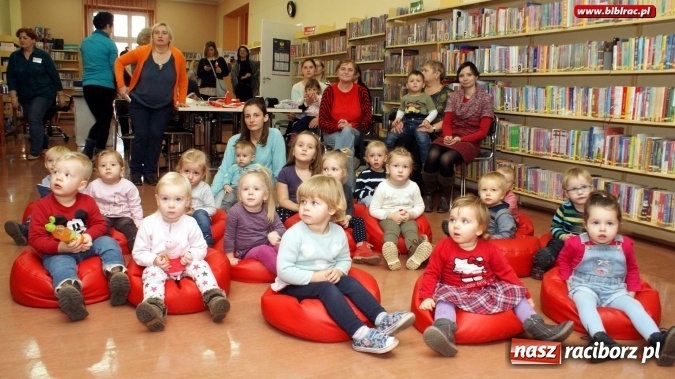 Zdjęcie w galerii na portalu naszraciborz.pl: Grupa Fiku-Miku gościła wczoraj w raciborskiej bibliotece  wiadomości z regionu