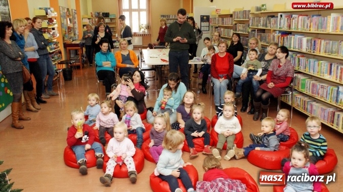 Zdjęcie w galerii na portalu naszraciborz.pl: Grupa Fiku-Miku gościła wczoraj w raciborskiej bibliotece  wiadomości z regionu
