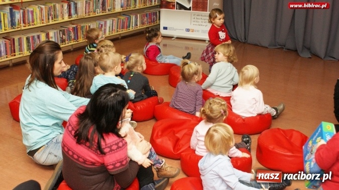 Zdjęcie w galerii na portalu naszraciborz.pl: Grupa Fiku-Miku gościła wczoraj w raciborskiej bibliotece  wiadomości z regionu