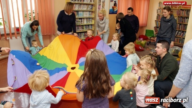 Zdjęcie w galerii na portalu naszraciborz.pl: Grupa Fiku-Miku gościła wczoraj w raciborskiej bibliotece  wiadomości z regionu