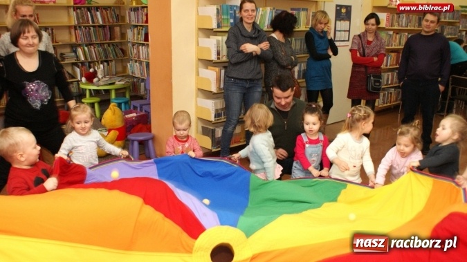 Zdjęcie w galerii na portalu naszraciborz.pl: Grupa Fiku-Miku gościła wczoraj w raciborskiej bibliotece  wiadomości z regionu