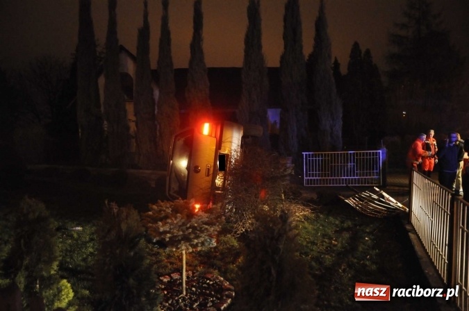 Zdjęcie w galerii na portalu naszraciborz.pl: Na mocnym gazie staranował ogrodzenie i dachował vw polo na prywatnej posesji przy Sudeckiej wiadomości z regionu