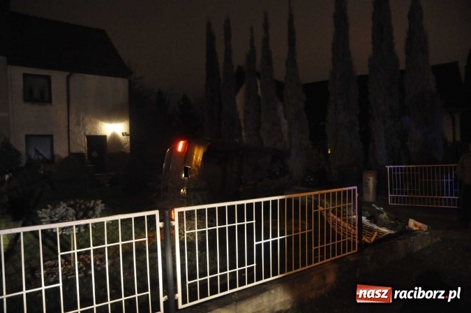 Zdjęcie w galerii na portalu naszraciborz.pl: Na mocnym gazie staranował ogrodzenie i dachował vw polo na prywatnej posesji przy Sudeckiej wiadomości z regionu