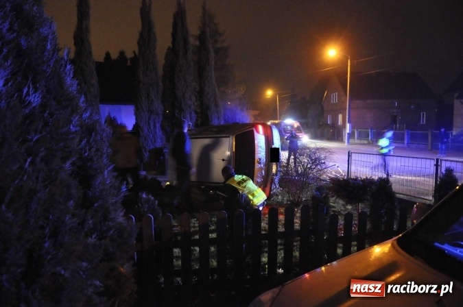 Zdjęcie w galerii na portalu naszraciborz.pl: Na mocnym gazie staranował ogrodzenie i dachował vw polo na prywatnej posesji przy Sudeckiej wiadomości z regionu