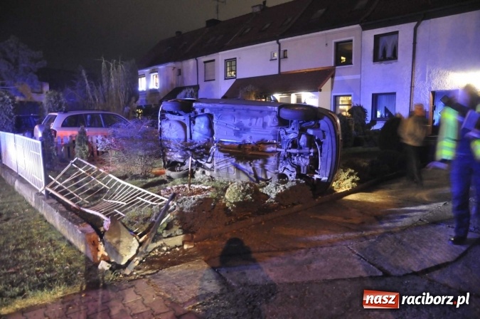 Zdjęcie w galerii na portalu naszraciborz.pl: Na mocnym gazie staranował ogrodzenie i dachował vw polo na prywatnej posesji przy Sudeckiej wiadomości z regionu