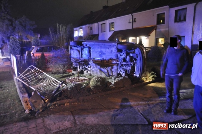 Zdjęcie w galerii na portalu naszraciborz.pl: Na mocnym gazie staranował ogrodzenie i dachował vw polo na prywatnej posesji przy Sudeckiej wiadomości z regionu