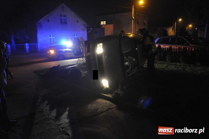 Zdjęcie w galerii na portalu naszraciborz.pl: Na mocnym gazie staranował ogrodzenie i dachował vw polo na prywatnej posesji przy Sudeckiej wiadomości z regionu