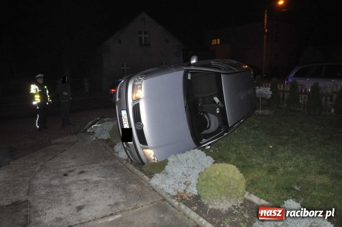 Zdjęcie w galerii na portalu naszraciborz.pl: Na mocnym gazie staranował ogrodzenie i dachował vw polo na prywatnej posesji przy Sudeckiej wiadomości z regionu