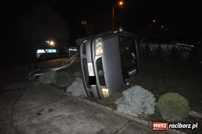 Zdjęcie w galerii na portalu naszraciborz.pl: Na mocnym gazie staranował ogrodzenie i dachował vw polo na prywatnej posesji przy Sudeckiej wiadomości z regionu