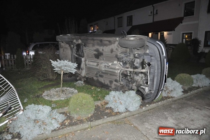 Zdjęcie w galerii na portalu naszraciborz.pl: Na mocnym gazie staranował ogrodzenie i dachował vw polo na prywatnej posesji przy Sudeckiej wiadomości z regionu