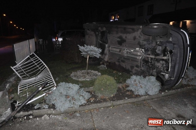 Zdjęcie w galerii na portalu naszraciborz.pl: Na mocnym gazie staranował ogrodzenie i dachował vw polo na prywatnej posesji przy Sudeckiej wiadomości z regionu