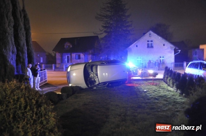 Zdjęcie w galerii na portalu naszraciborz.pl: Na mocnym gazie staranował ogrodzenie i dachował vw polo na prywatnej posesji przy Sudeckiej wiadomości z regionu