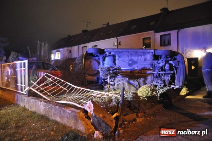 Zdjęcie w galerii na portalu naszraciborz.pl: Na mocnym gazie staranował ogrodzenie i dachował vw polo na prywatnej posesji przy Sudeckiej wiadomości z regionu