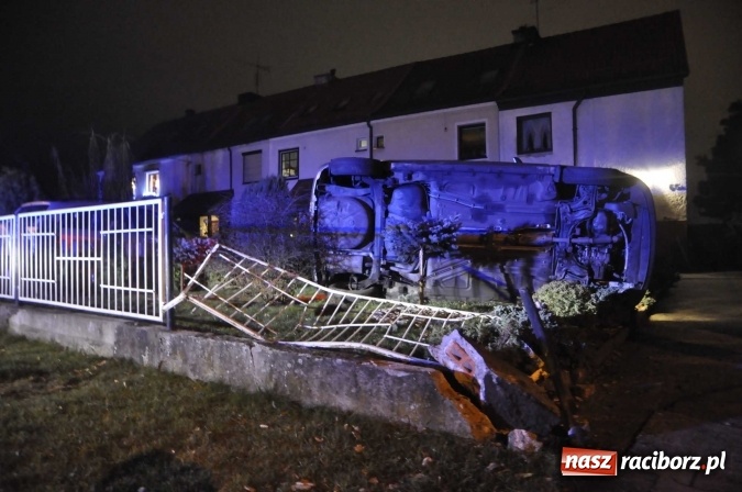 Zdjęcie w galerii na portalu naszraciborz.pl: Na mocnym gazie staranował ogrodzenie i dachował vw polo na prywatnej posesji przy Sudeckiej wiadomości z regionu